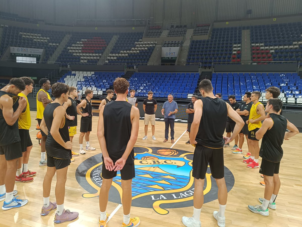 La Laguna Tenerife (@cb1939canarias) on Twitter photo BASE | El filial aurinegro de #TerceraFEB inicia su pretemporada en el Santiago Martín, a las órdenes de Jou Costa.
🔘 El presidente del club, Félix Hernández, y <a href="/nico_rchtt/">Nicolás Richotti</a>, dieron la bienvenida al grupo y le desearon suerte para el nuevo curso.
💛🖤 #VamosCanarias BASE | El filial aurinegro de #TerceraFEB inicia su pretemporada en el Santiago Martín, a las órdenes de Jou Costa.
🔘 El presidente del club, Félix Hernández, y <a href="/nico_rchtt/">Nicolás Richotti</a>, dieron la bienvenida al grupo y le desearon suerte para el nuevo curso.
💛🖤 #VamosCanarias