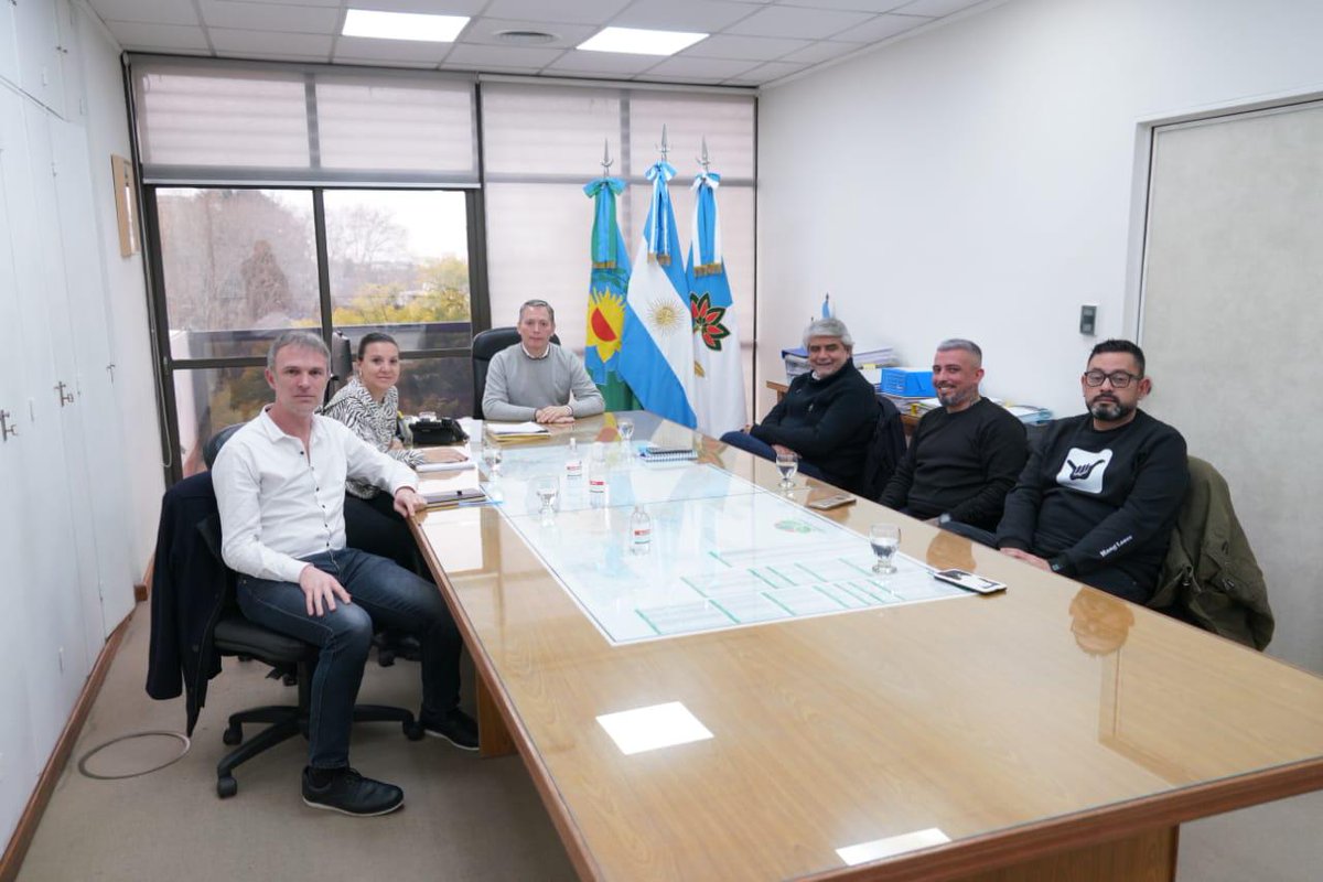 waltercorreaok's tweet photo. Me reuní hoy con el intendente de #EstebanEcheverría @fernandogray y el secretario gremial de #UOYEP Víctor Berrojalbis con quienes abordamos la realización de un plenario de delegados y delegadas industriales de la Provincia de Buenos Aires. https://t.co/snR37lR4lg