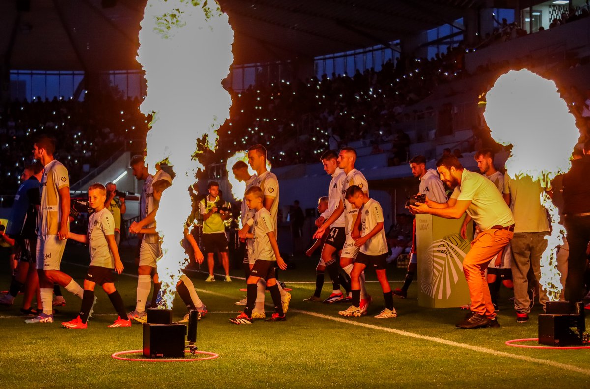 Bohatá fanzóna, hudební vystoupení na harfu, taneční vystoupení T-BASS, nástup hráčů na hřiště při atmosféře zhasnuté arény, rozsvícených diod mnoha telefonů a za doprovodu několika flame projektorů. Ten feeling  během celého dne byl nepopsatelný 😍 #záležitostsrdeční