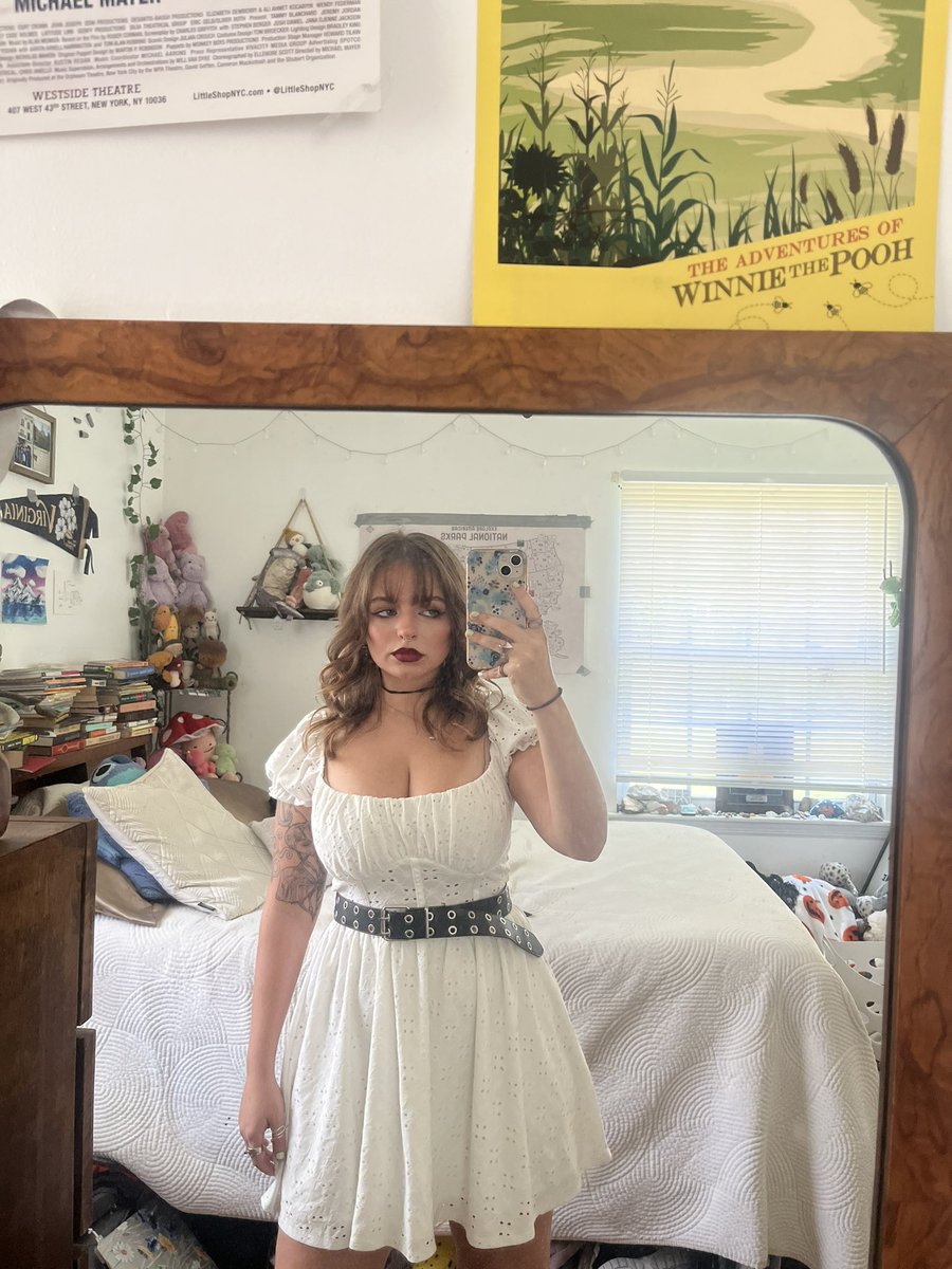 classicallyamy's tweet image. saw mitski last night and it was everything I could’ve hoped for (plus I looked pretty 😇)