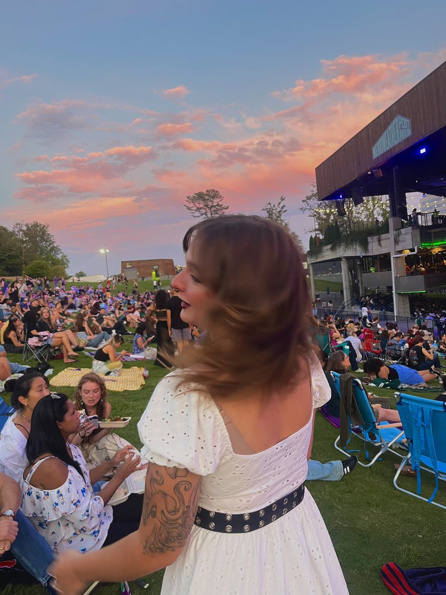 classicallyamy's tweet image. saw mitski last night and it was everything I could’ve hoped for (plus I looked pretty 😇)