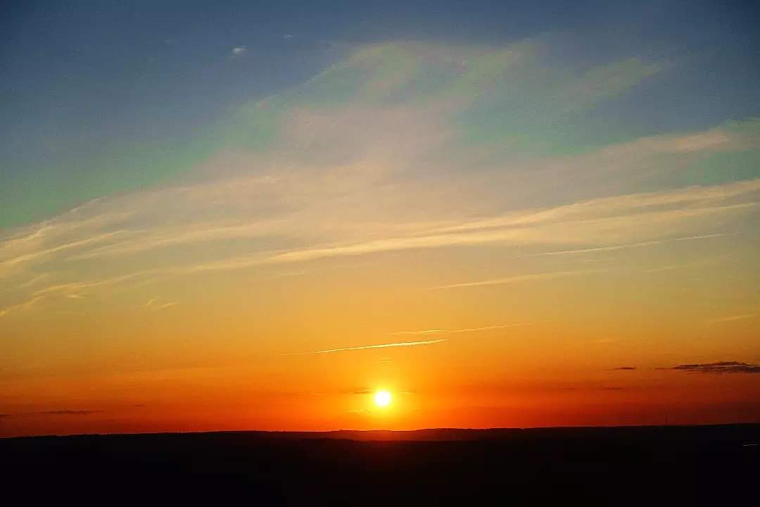 Um sich schöne Sonnenuntergänge anzuschauen, #reisen Gruber u. Finn in meinem #Roman "Die #Pandajäger" nicht nach China. Links zum #Buch u. #eBook 👉 hmm-info.de/e-books/die-pa…

#Lesetipp #Abenteuer #Action #Thriller #Buchtipp #Spannung #China #Autor #heinermic #lesenswert #Lesen