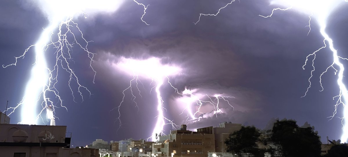 #جده_lلان

#جدة #السعودية #نحيطكم_بأجوائكم

بروق وسط #جدة