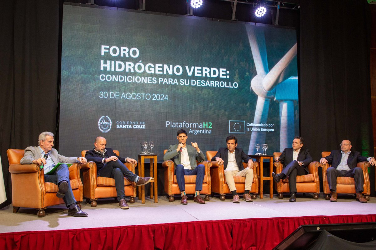 ➡️ GRACIAS A TODOS POR ACOMPAÑARNOS!

El 30/8 se desarrolló en la ciudad de El Calafate, el "Foro Hidrógeno Verde: Condiciones para su Desarrollo". El encuentro reunió cerca de 300 asistentes entre autoridades, empresas y sociedad civil.

👉 Mas info: plataformah2.org
