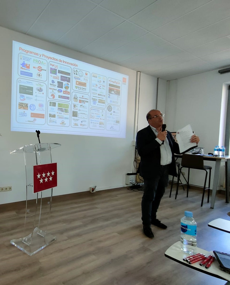 EvaFdezCabani's tweet image. El DG @dcerverao arranca el curso escolar dando la bienvenida a los  asesores del programa CódigoEscuela4.0_Madrid. 
Las principales actuaciones serán
🤖 acompañamiento al profesorado 
🤖 dotación de equipamiento de programación y robótica por parte de @DigitalCMadrid
#IF_CMadrid