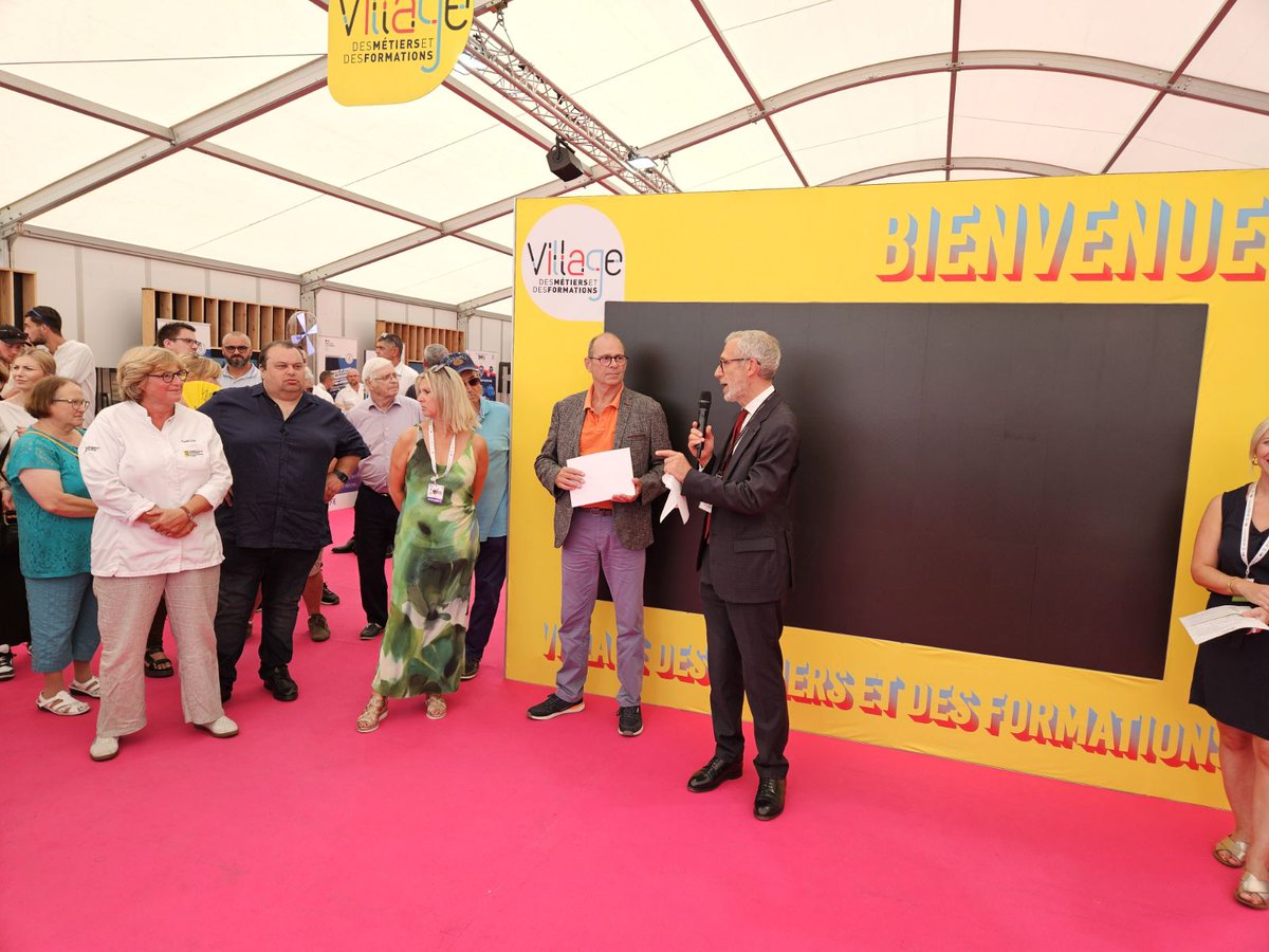 Préfet de la Marne 🇫🇷 (@prefet51) on Twitter photo #foiredechalons
Une journée placée sous le signe de l'agriculture et de l'excellence du terroir marnais à la <a href="/foiredechalons/">Foire de Châlons</a>
Le préfet Henri Prévost était présent ce jour :
✅à la conférence <a href="/Vivescia/">VIVESCIA</a> sur les défis agricoles
en présence du député <a href="/C_deCourson/">Charles de Courson</a>
✅à la #foiredechalons
Une journée placée sous le signe de l'agriculture et de l'excellence du terroir marnais à la <a href="/foiredechalons/">Foire de Châlons</a>
Le préfet Henri Prévost était présent ce jour :
✅à la conférence <a href="/Vivescia/">VIVESCIA</a> sur les défis agricoles
en présence du député <a href="/C_deCourson/">Charles de Courson</a>
✅à la