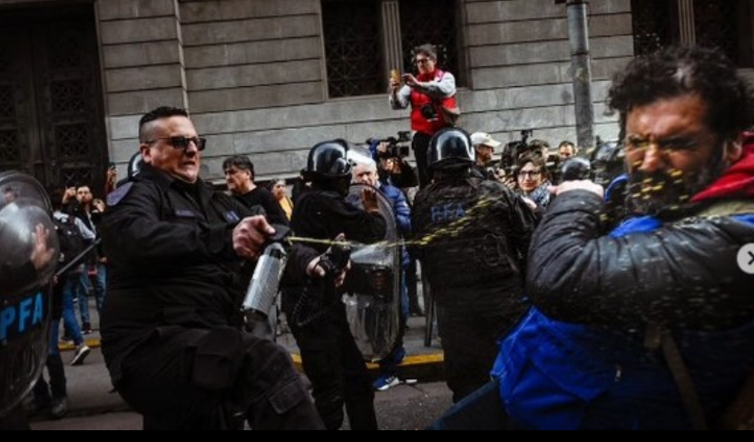 coragamarnik's tweet photo. El día de la represión a los jubilados, el mismo subcomisario Lopez que golpeó cruelmente a los manifestantes, le tiró gas pimienta, golpeó y le rompió la cámara de fotos al reportero gráfico @sierras_marcos  
Esta foto la sacó Mariana Nadelcu ese día (sigo debajo) https://t.co/UZJxnYLNSA