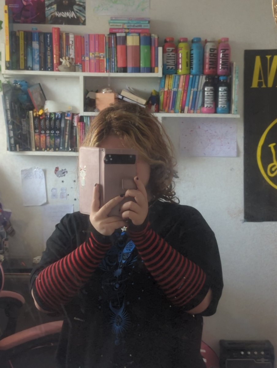 MuffinTech36659's tweet photo. @WhaleGGs I have random photos, the last one is cosplay makeup practice https://t.co/8Rhw8rzAy7