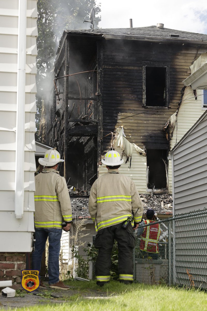 pauls612's tweet image. Few images from a 2 alarm fire in Worcester on Worth St a short time ago. Rear porches burnt out. A cat was located in the house. Despite the quick thinking of firefighters and EMS administering oxygen it could not be revived. #mafire #worcester @WorcesterFD @WorcesterFD1009