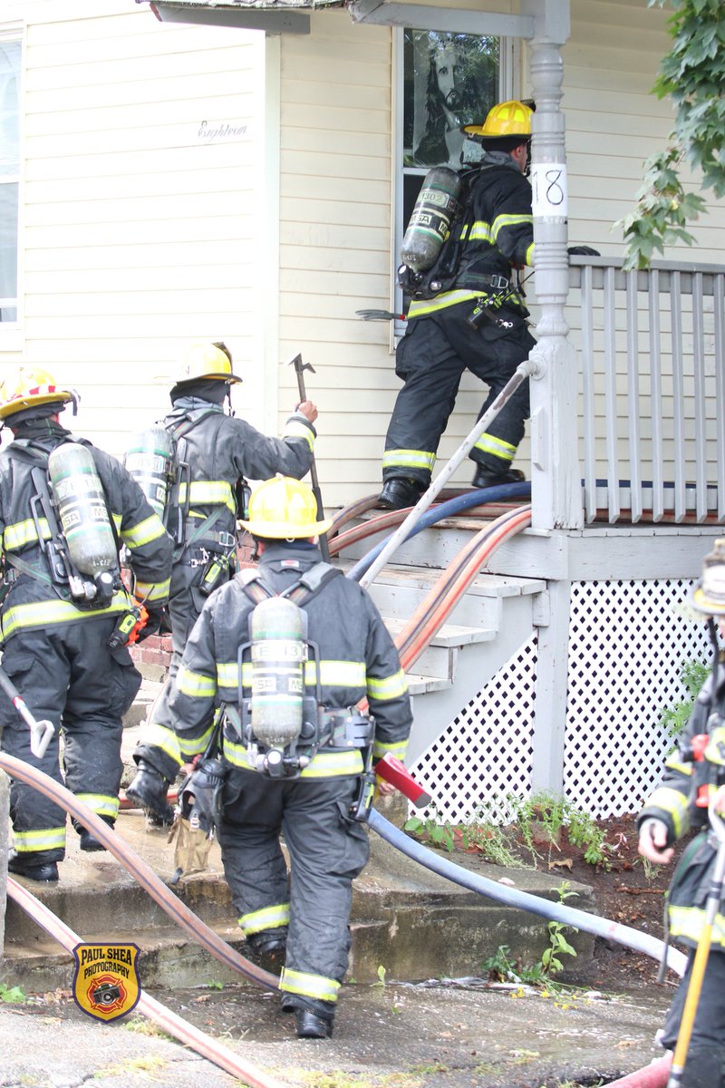pauls612's tweet image. Few images from a 2 alarm fire in Worcester on Worth St a short time ago. Rear porches burnt out. A cat was located in the house. Despite the quick thinking of firefighters and EMS administering oxygen it could not be revived. #mafire #worcester @WorcesterFD @WorcesterFD1009