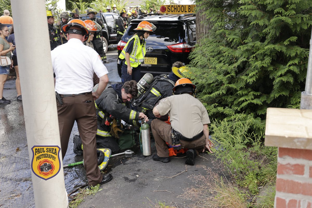 pauls612's tweet image. Few images from a 2 alarm fire in Worcester on Worth St a short time ago. Rear porches burnt out. A cat was located in the house. Despite the quick thinking of firefighters and EMS administering oxygen it could not be revived. #mafire #worcester @WorcesterFD @WorcesterFD1009