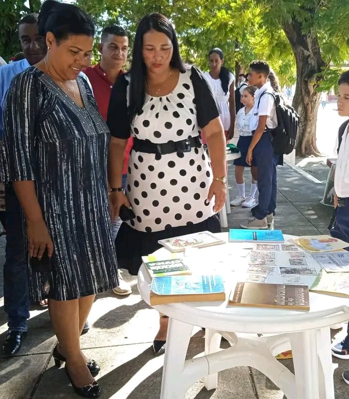 YudelkisOrtizB's tweet photo. Hoy las calles del municipio #Jiguaní en #ProvinciaGranma  sede del acto provincial del inicio del curso escolar 2024_2025 se visten de colores y se llenan de sonrisas y alegría.

#DeRegresoALasAulas 
#EducaciónGranma
#PorGranmaLoMejor https://t.co/rSv4e6WxsK