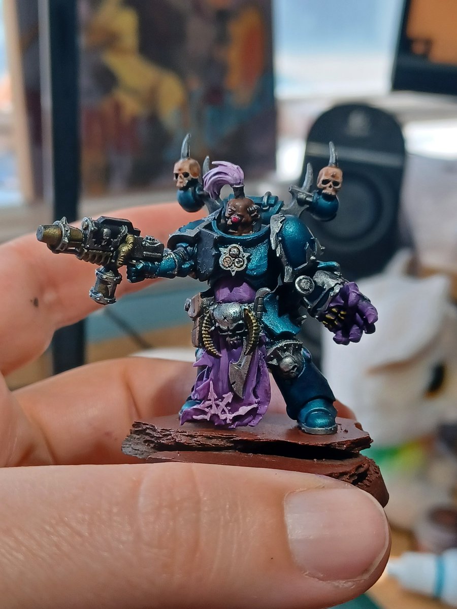 Sigh, I wish alpha legion had redeploy shenanigans... hrmm Huron blackheart has that. But his model looks so derpy. I do have this primaris captain though... #40K #warhammer40k