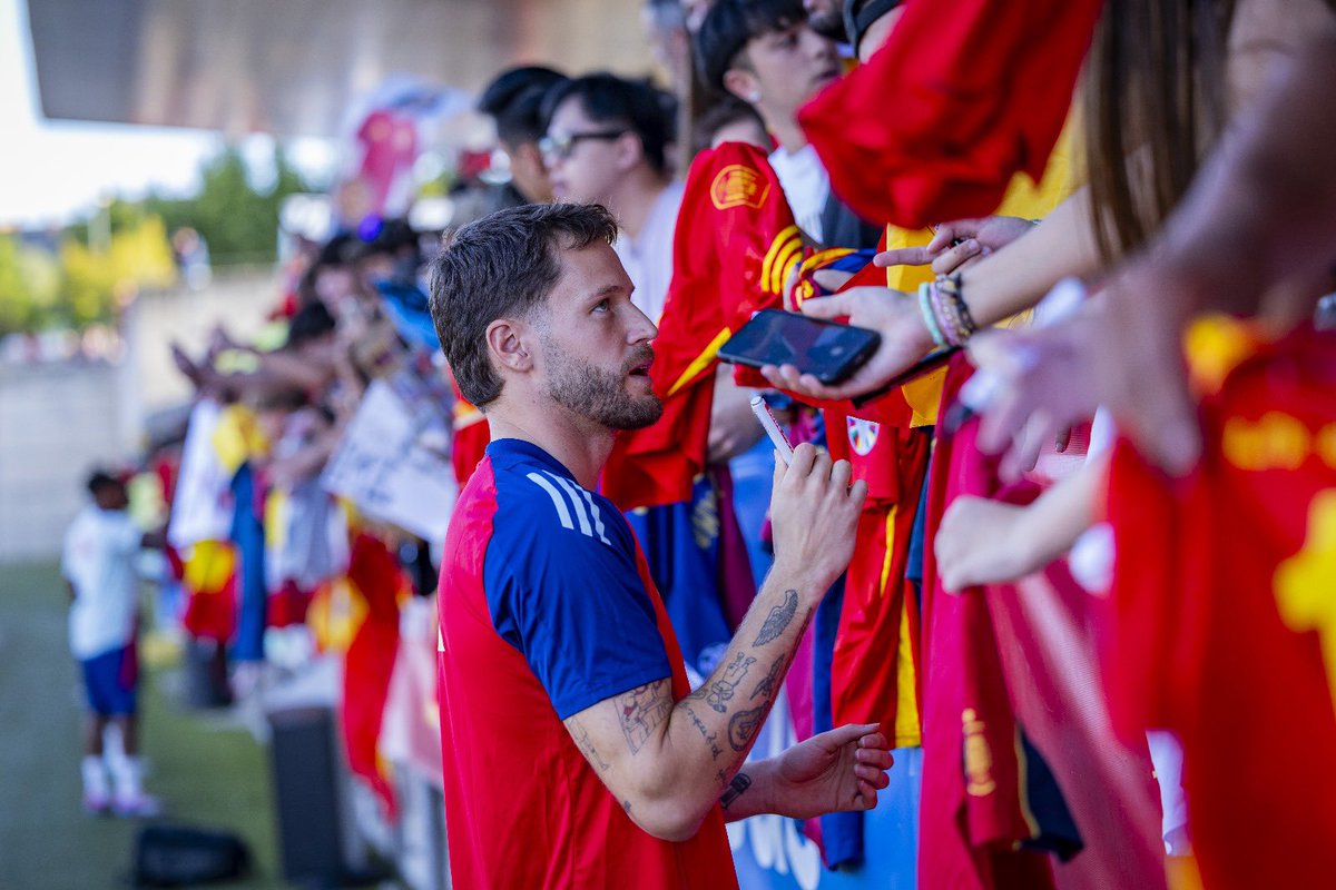 🙌🏼 ¡Menudo 𝗮𝗺𝗯𝗶𝗲𝗻𝘁𝗮𝘇𝗼 nos habéis regalado durante el entrenamiento!

🤗 ¡𝗚𝗿𝗮𝗰𝗶𝗮𝘀 𝗶𝗻𝗳𝗶𝗻𝗶𝘁𝗮𝘀, afición!

#VamosEspaña | #NationsLeague