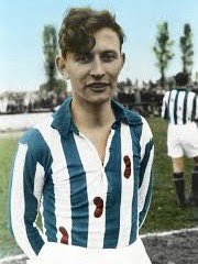 voltasport's tweet photo. 🙏🏻 3️⃣9️⃣ Abe #Lenstra 
39 años sin la leyenda neerladesa del SC Heerenveen, es uno de los máximos goleadores de Paises Bajos así como de la historia logrando 648 goles oficiales. En 1977 un accidente cerebrovascular le apartó del fútbol y acabó terminando con su vida en 1985, https://t.co/Cbb8GcSV4Q