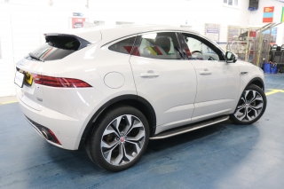 2018 JAGUAR E PACE R-DYNAMIC 2.0D 180PS HSE AUTO AWD 5 DOOR ESTATE (EURO 6) (130,306 miles). BUY IT NOW for £14,772. (auctioneers.co.uk/auction-sale/c…)