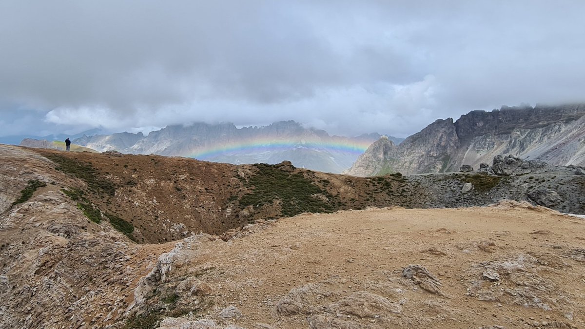 Gebeurt niet vaak dat je op gelijke hoogte staat met de regenboog. Vandaag was het zover. Laaghangende wolken flarden en zon, op de top van de Galibier. Super mooi. <a href="/FlevolandWeer/">Flevoland Weer</a> <a href="/Weerfotoklasse1/">Weerfotoklassement</a> <a href="/weermanrobert/">➡️ Robert de Vries</a> #Galibier #regenboog <a href="/BuienRadarNL/">Buienradar</a>