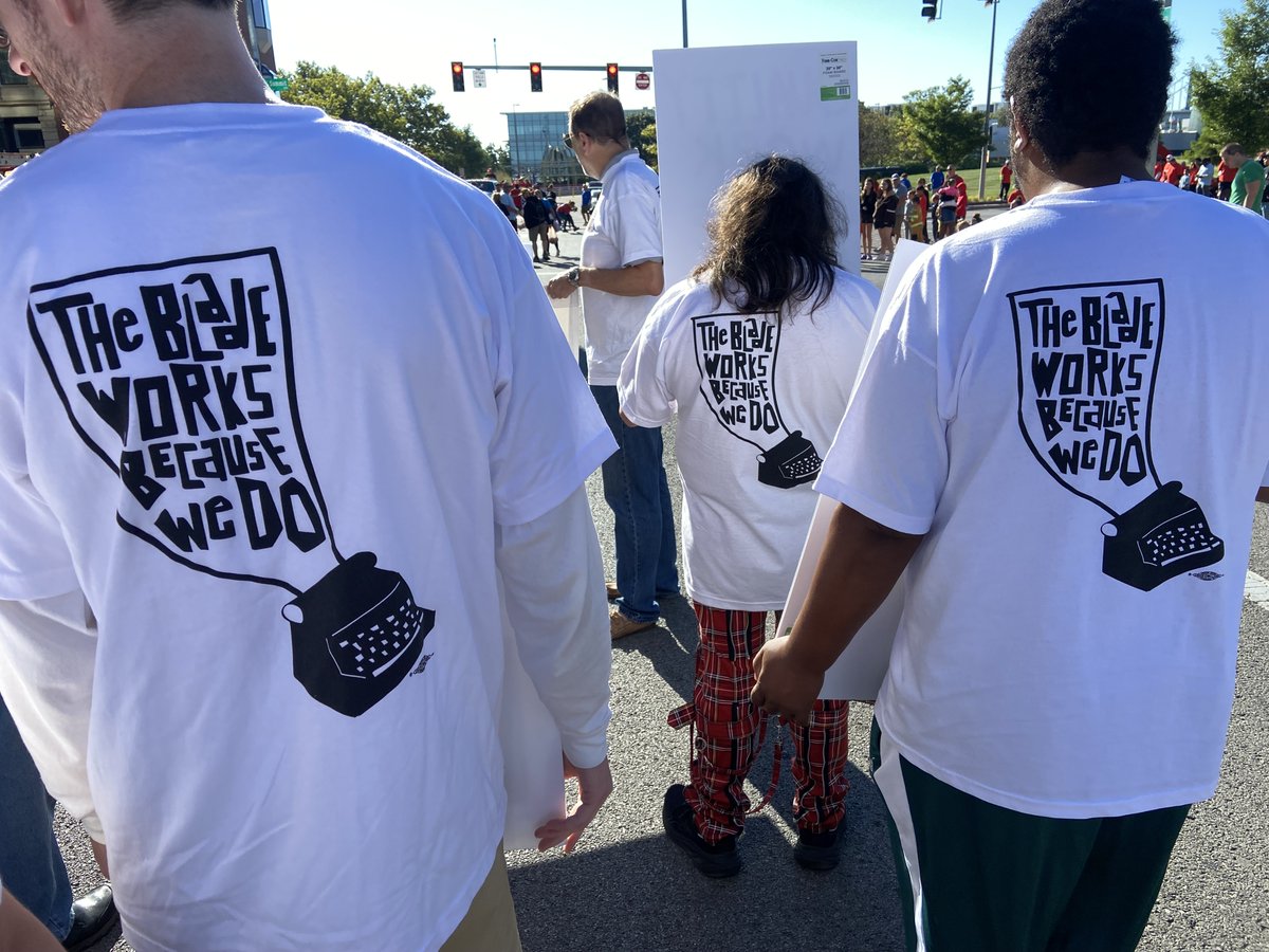 bladeguild's tweet image. The Toledo NewsGuild would like to wish you a happy and safe Labor Day! Great turnout by our membership to the parade this morning. The Blade works because we do. 🗞️✊⚔️