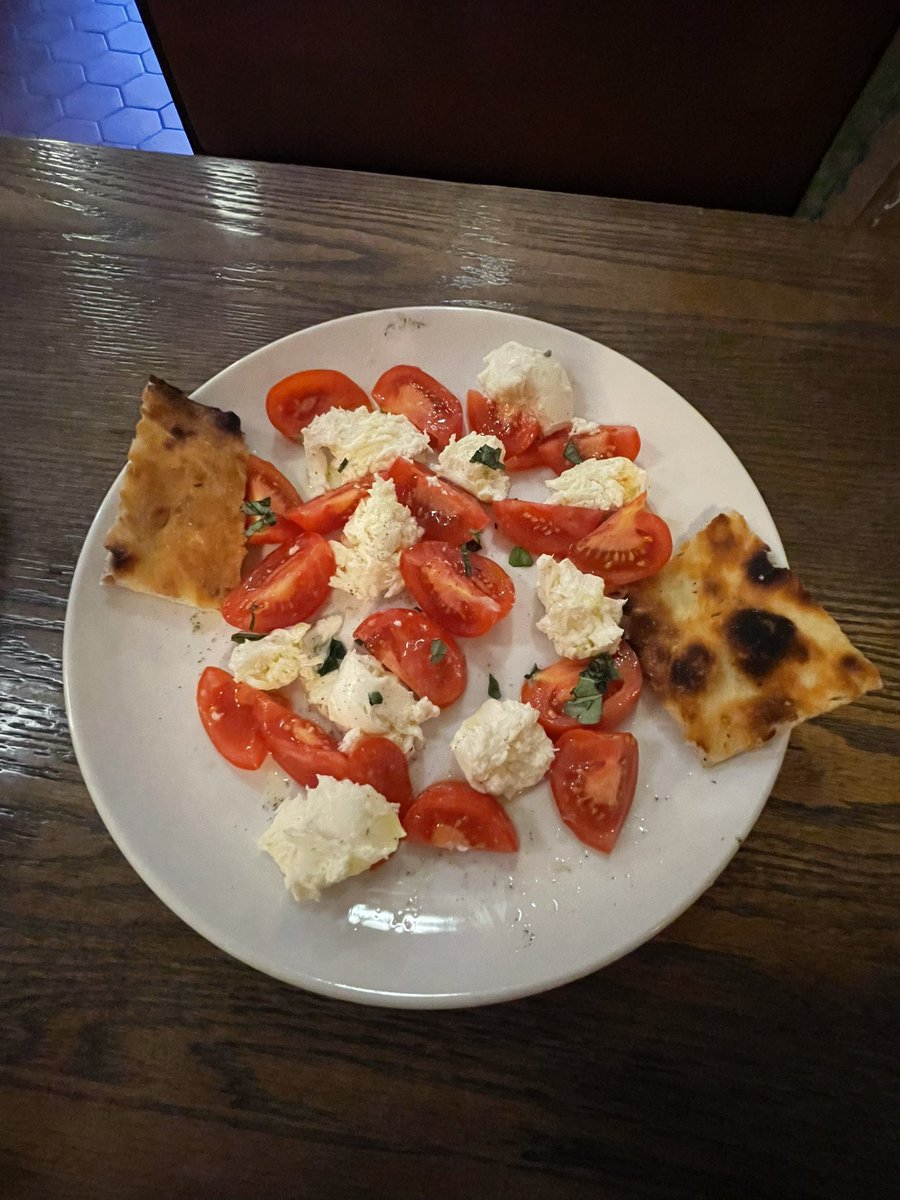rosiecheeekss's tweet photo. in case ya were wondering, new haven pizza is actually really good https://t.co/eiwmDxuoqA