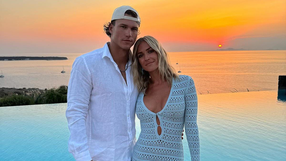 Kristin Cavallari, 37, and boyfriend Mark Estes, 24, dish on their 'hot' sex life in saucy NSFW chat dlvr.it/TCk1tK bit.ly/2h2HoN0