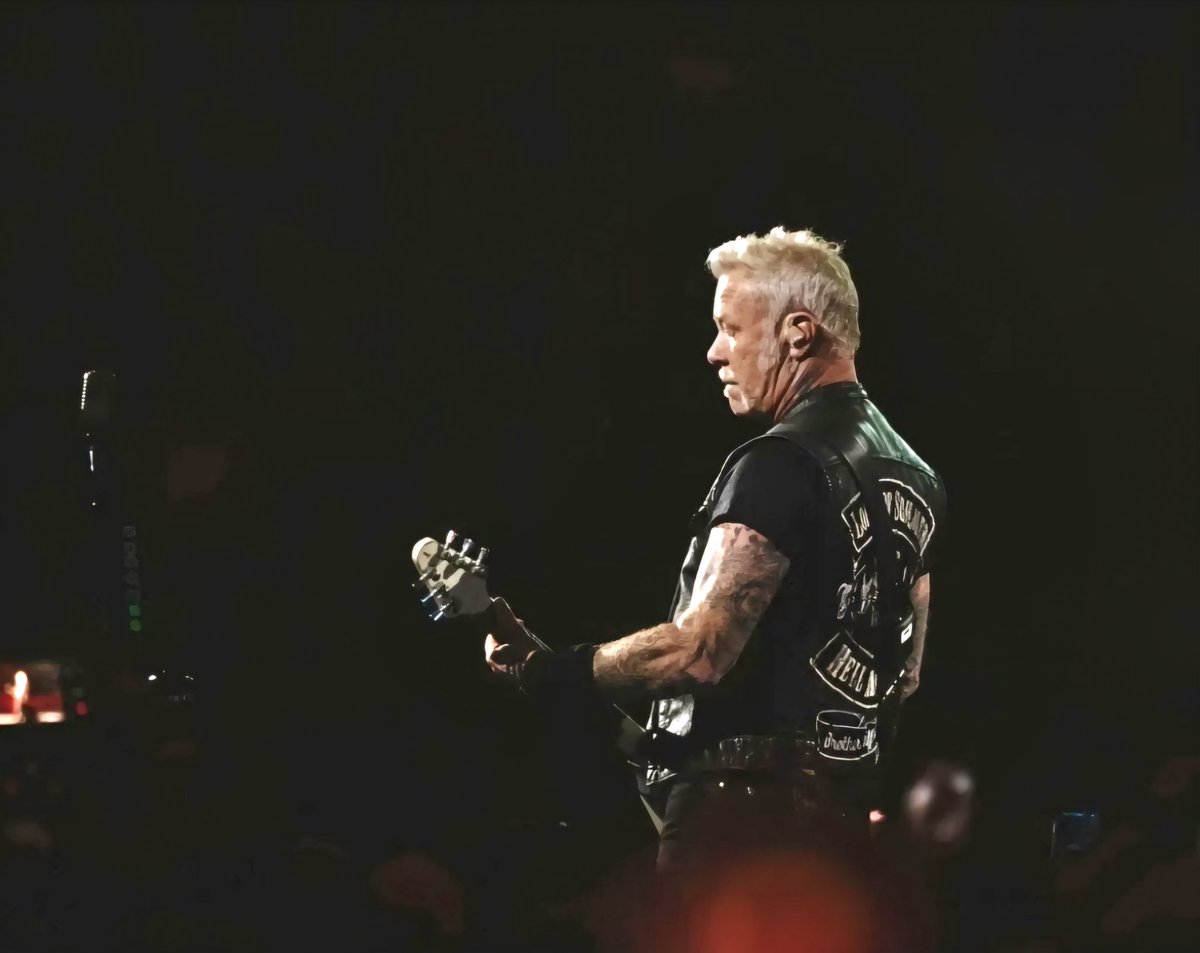 AltMusician's tweet photo. Had the pleasure of hanging with Metallica, Friday, and Sunday night!  Love these  guys! 🤘2 great shows!

I'm really tired of flying these days, but they are worth it! #allacess https://t.co/5xGRzIa4ol
