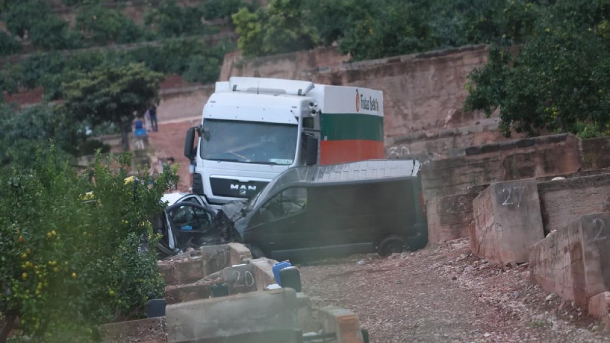 Vicentgv's tweet photo. Un camión arrolla y mata a tres temporeros en Benifairó de les Valls https://t.co/vW6aOg3vQV https://t.co/vp98uItpHX