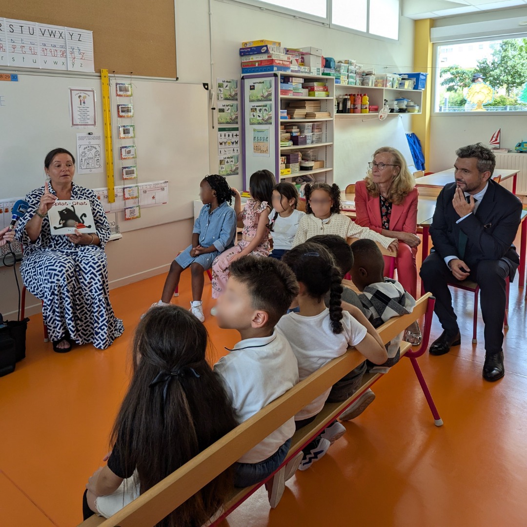 ac_orleanstours's tweet photo. 1⃣ Aujourd'hui, la ministre @NBelloubet s'est rendue à l'école maternelle P. Kergomard à Orléans (45)📍
L'occasion d'observer une séance de compréhension et d'enrichissement du lexique en #GrandeSection dédoublée 🙏 https://t.co/DI6hFIZuSR
