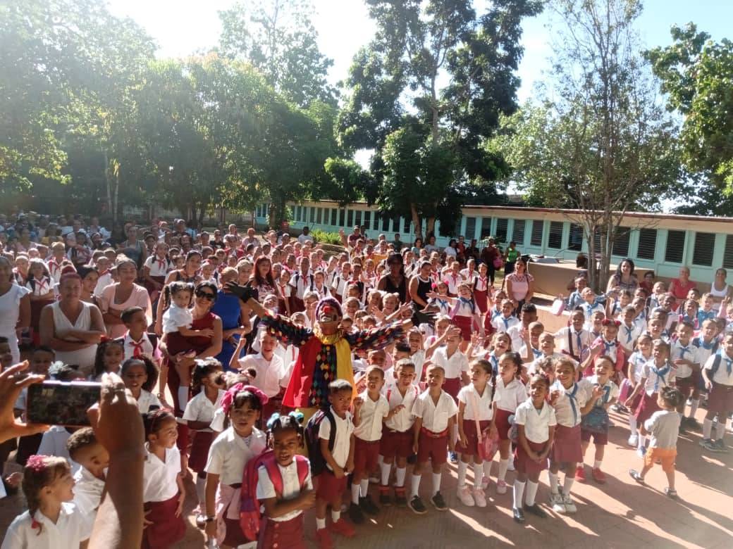 dme_mella's tweet photo. Feliz inicio del curso escolar 24_25 en el Municipio #Mella, familias  y Educandos acompañan nuestras instituciones educativas. #Cuba #SantiagoDeCuba @CubaEducacion https://t.co/SavtYWEaVS