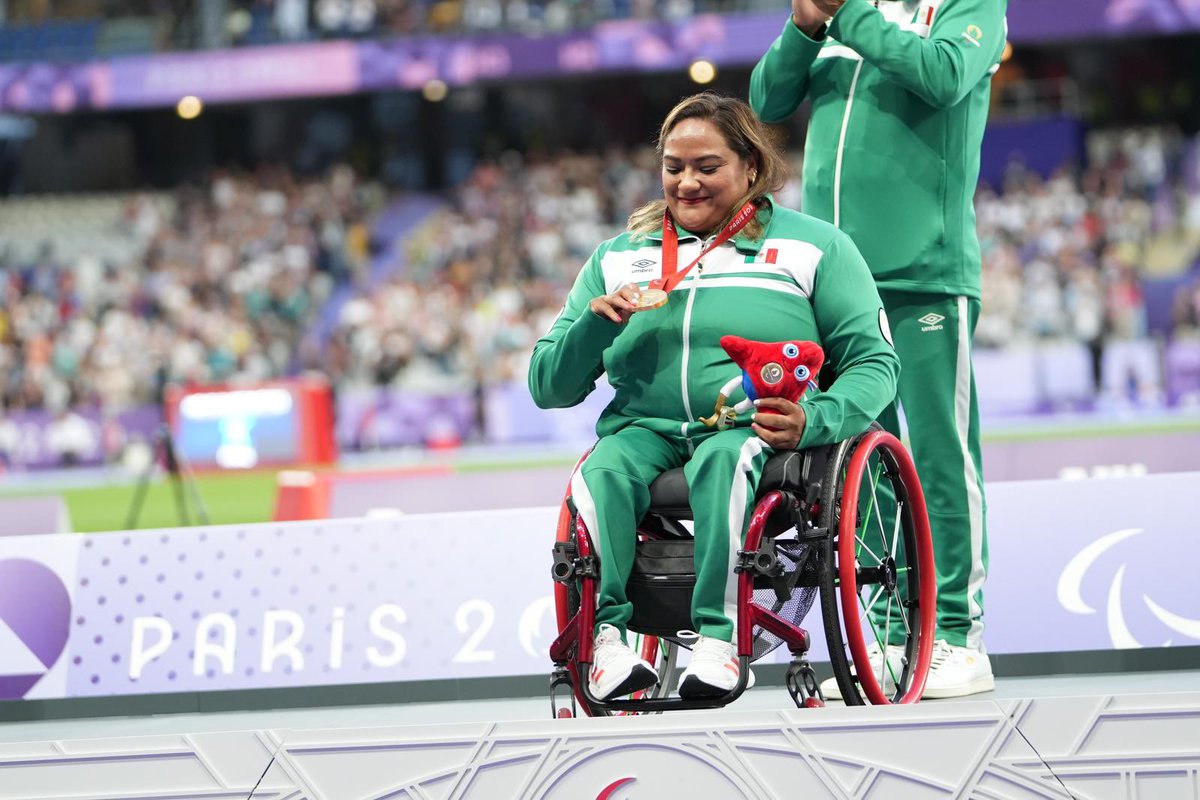 COPAME's tweet photo. 💫¡Se escucha el Himno Nacional en el Stade de France! 🥹🇲🇽

Gloria Zarza unió a todo un país para entonar, en el espectacular Estadio de Francia, el Himno Nacional mexicano. 👊🏻💥

Gracias por tu entrega🔝.
Gracias por el amor a tu bandera🫶🏼 https://t.co/tMZ3CRtBuY
