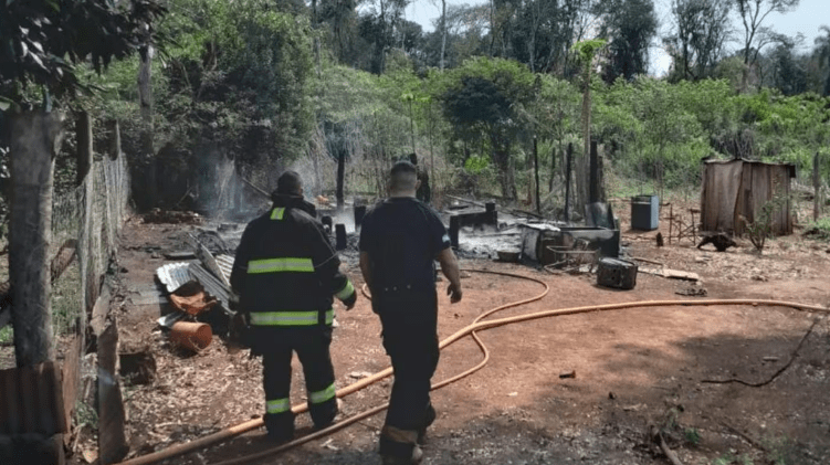 DelDifusora's tweet photo. Murieron un bebé y un nene de tres años por el incendio de una casa mientras la madre lavaba ropa en un arroyo: En el lugar había cuatro chicos: dos lograron escapar y los otros quedaron encerrados entre las llamas. Ocurrió este domingo, en la localidad… https://t.co/0dzn0AsPYl https://t.co/U090r61Qs1