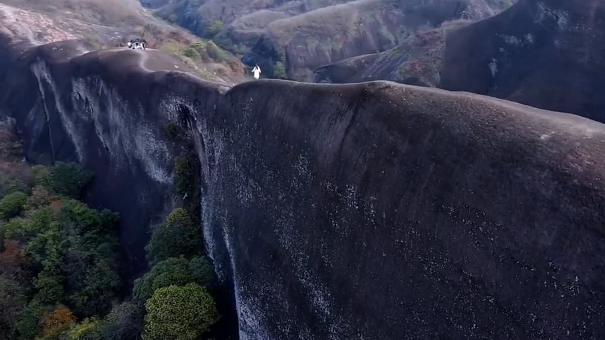 Pictured: China's nerve-shredding 'knife-edge' mountain, which daredevil tourists walk along despite sheer drops - and no safety fences dlvr.it/TCk3Tz