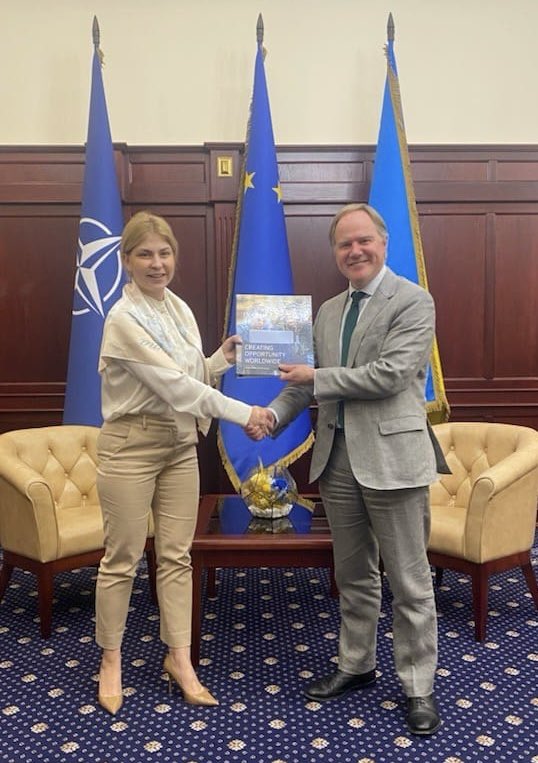 Martin Harris (@martinharrisobe) on Twitter photo Ukraine is promoting English language as a key capability for its civil servants. Today I launched a big new project with Deputy Prime Minister <a href="/StefanishynaO/">Olga Stefanishyna</a> - the British Euro Atlantic Language Training Programme- to train up a new cadre of Ukrainian English-speaking officials. Ukraine is promoting English language as a key capability for its civil servants. Today I launched a big new project with Deputy Prime Minister <a href="/StefanishynaO/">Olga Stefanishyna</a> - the British Euro Atlantic Language Training Programme- to train up a new cadre of Ukrainian English-speaking officials.