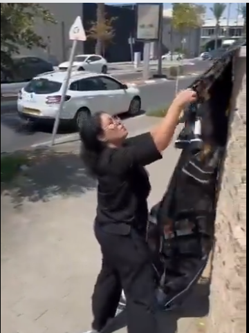 mortzix's tweet photo. הגשנו תלונה ללשכת עורכי הדין נגד שרה חביב. 

מי שמשחיתה תמונות חטופים וחללי צה"ל, פוגעת במשפחות שכולות, מבזה את רגשותיהם ואת היקר להם מכל, לא יכולה להחזיק ברישיון עורכת דין. 

במעשיה עו"ד שרה חביב לא רק פגעה בלבבות של כולנו, אלא עברה על כללי האתיקה של לשכת עורכי הדין, פגעה בכבוד המקצוע וביזתה את חברותה בלשכת עורכי הדין.

שרה, תתביישי לך.
רק לפני מספר ימים סיפקת כותרת. וואלה, ניכר כי אף אחד לא לימד אותך כללי התנהגות בסיסיים.