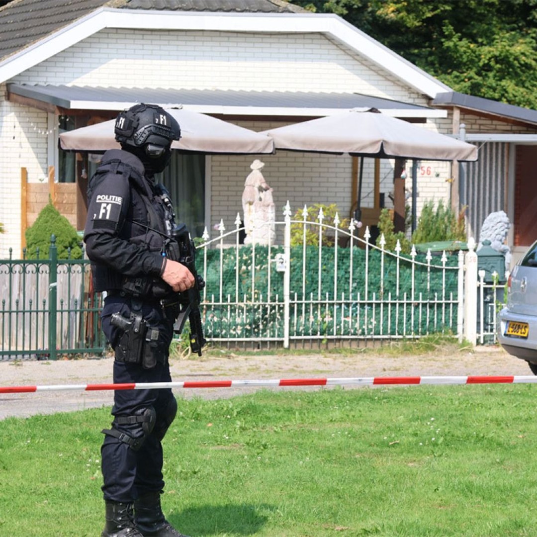 Zwaarbewapende teams doen invallen op diverse locaties in Zwijndrecht dlvr.it/TCk3kD