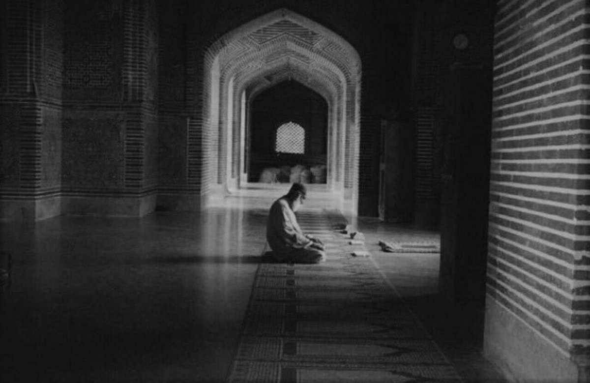 وإذا مرضـتَ مِن الذُّنوبِ فَداوها
بــالـذِّكــر إِنَّ الــذِّكــرَ خـيــرُ دواءِ

وَالسُّـقـمُ في الأَبدانِ ليس بِضائرٍ
والسُّـقـمُ فــي الأَديـانِ شــرُّ بـلاءِ

🖍️محمود الورّاق