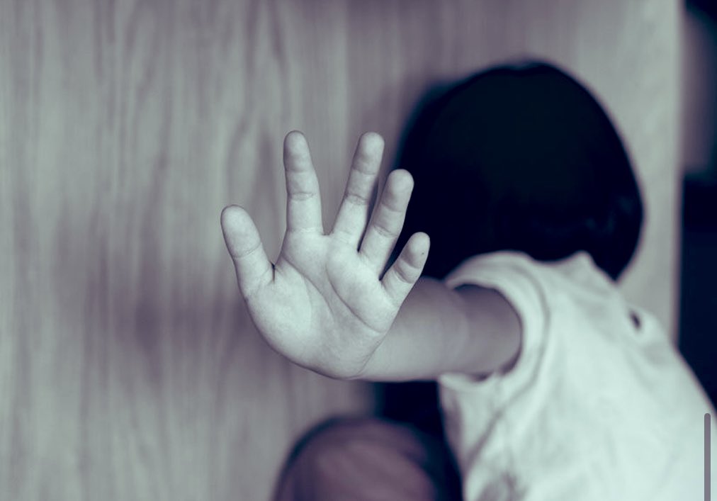 SIR…

Her zaman hızla alışveriş yaptığım söylenir. 

Seçmek için vaktim yok gibi gelir. 

Nedenini buldum! 

Sene 1986 

Yazın sıcağı ancak ve ancak soğuk bir gazoz ile yatışıyordu. Sabahtan elimize verilmiş 2.5TL ile öğlen vakti koşturarak gider olduğumuz bakkala girmekten son