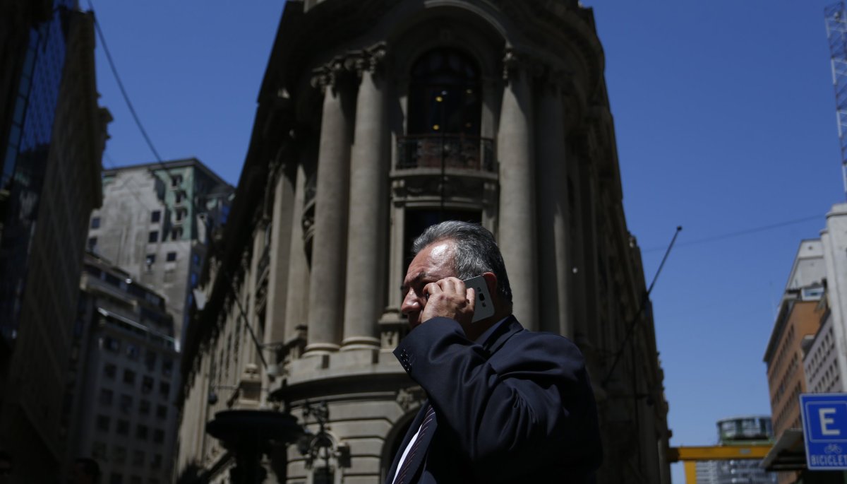 AdmTuPyme's tweet image. Acciones chilenas bajan tras caída de mercados chinos y sin referencias desde Wall Street por feriado en EEUU dlvr.it/TCk6MG