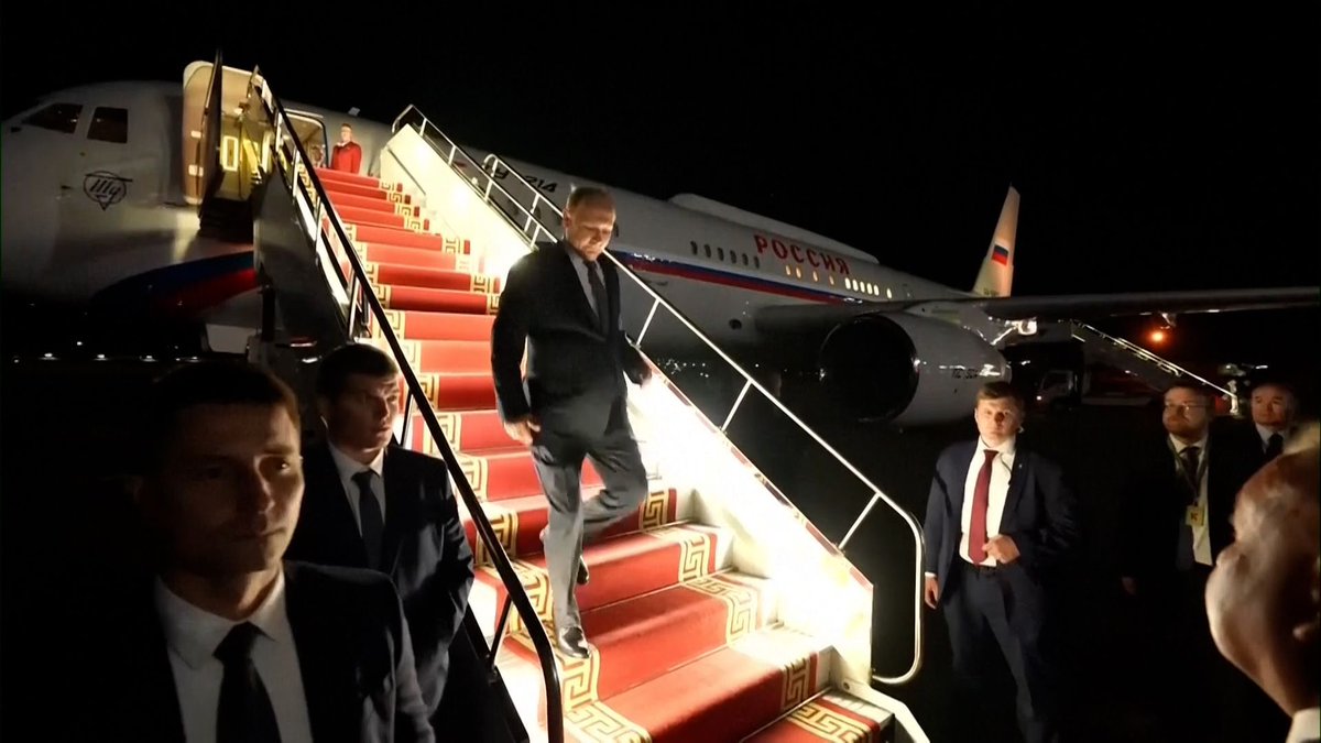 Der wegen Kriegsverbrechen mit Haftbefehl gesuchte #Putin darf so NICHT empfangen werden! Die #Mongolei ist als Vertragsstaat des IStGH verpflichtet, Haftbefehle zu vollstrecken. Der Verstoß schwächt die internationale Strafjustiz und muss Konsequenzen haben.