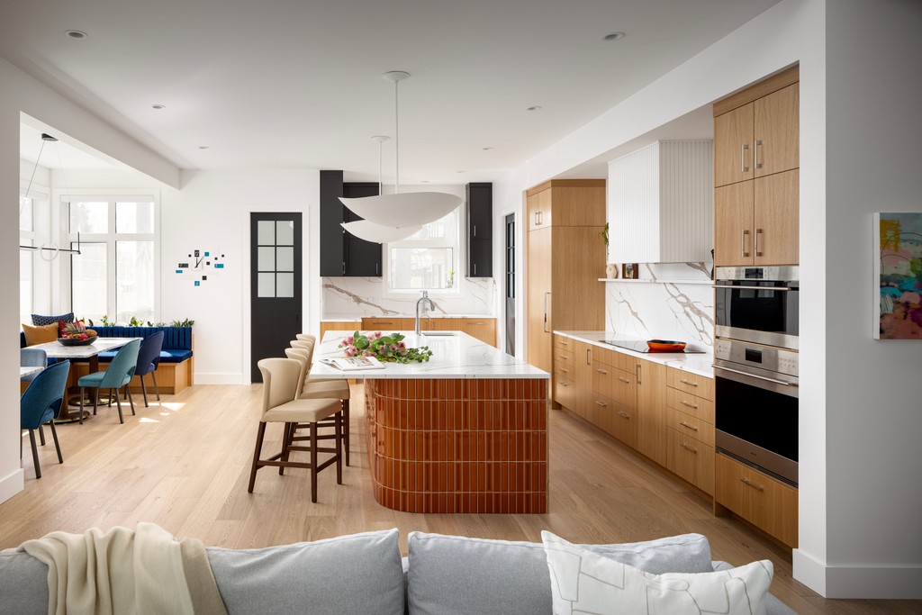 mkldesignstudio's tweet image. Step into the heart of this stunning main floor, where the kitchen, dining &amp;amp; living spaces flow together in perfect harmony 🏡✨
•
•
•
Builder: @maillot_homes
Interiors: @louis.dhe
Design: @mkldesignstudio
Photos: @eymeric.widling

#HomeDesign #MKLDesignStudio #CustomHomes