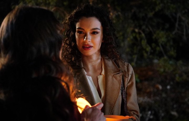 Ritaransu's tweet photo. Mahir will realize that the beautiful girl he met in Denizli and who shot him is his enemy's daughter. He will realize that his love for her is impossible, he will try to make her on his side just to spite her father, and maybe he will use her for his revenge 😭 #BirGeceMasalı https://t.co/8NCFPul7H4