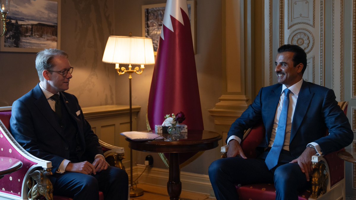 AmiriDiwan's tweet photo. سمو الأمير المفدى يستقبل سعادة السيد توبياس بيلستروم وزير الخارجية بمملكة السويد الصديقة، والوفد المرافق له، وذلك بمقر إقامة سموه بالعاصمة ستوكهولم. #قطر #السويد https://t.co/APxAhYTAzK https://t.co/THbdMpdGSt