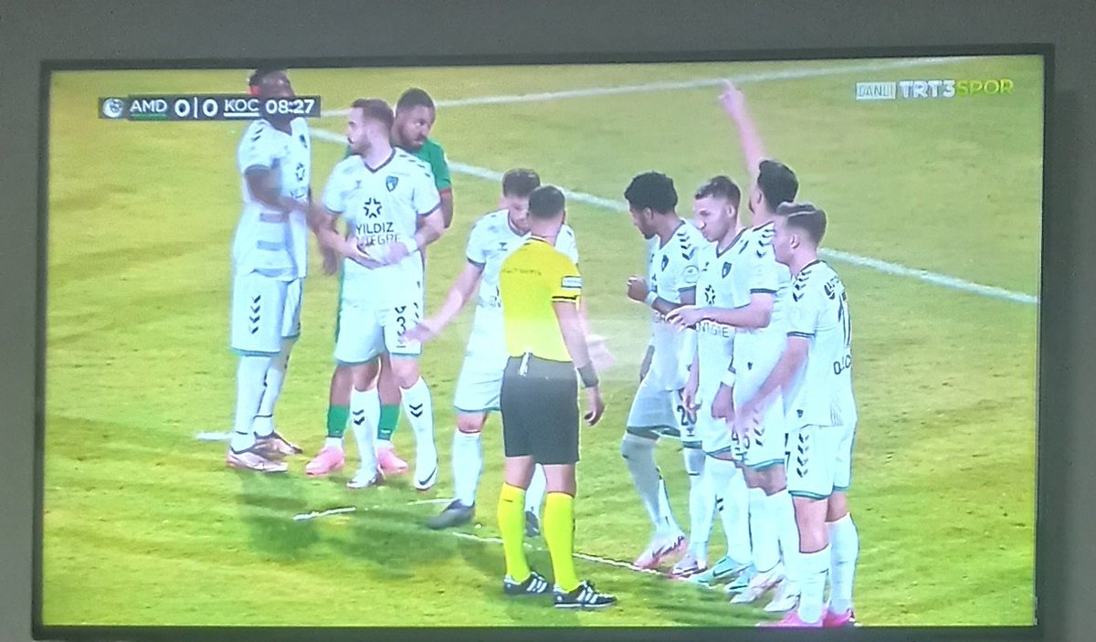 Hakem abdullah öcalan mı ilk 20 dakikadan 2 kırmızı ne amk #Kocaelispor