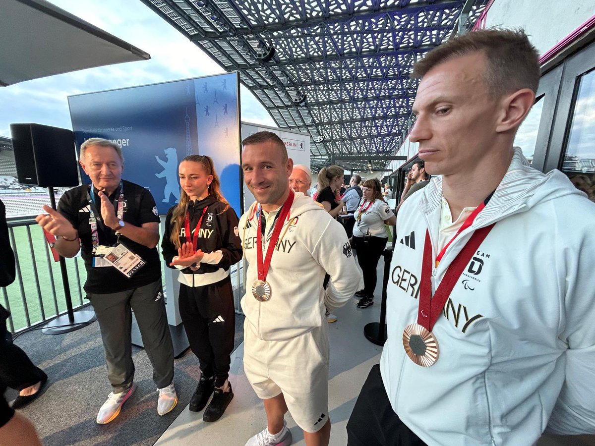 Innensenatorin's tweet photo. 1/4 Heute Abend feiern wir im Deutschen Haus in #Paris2024 die #SportmetropoleBerlin und die tollen Erfolge unserer Athletinnen und Athleten 🏅. @Paralympics #TeamBerlin Sportsenatorin Iris Spranger: „Der Paralympische Sport hat immer mehr an Aufmerksamkeit & Anerkennung gewonnen https://t.co/NN0WeczvHM