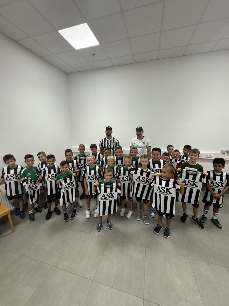 Zumindest (neben der Stimmung) ein weiterer erfreulicher Punkt gestern: Die nächsten schwarz-weissen Retrodressen wurden überreicht, diesmal an den Nachwuchs von SV Viktoria Marchtrenk. ⚫️⚪️⚫️