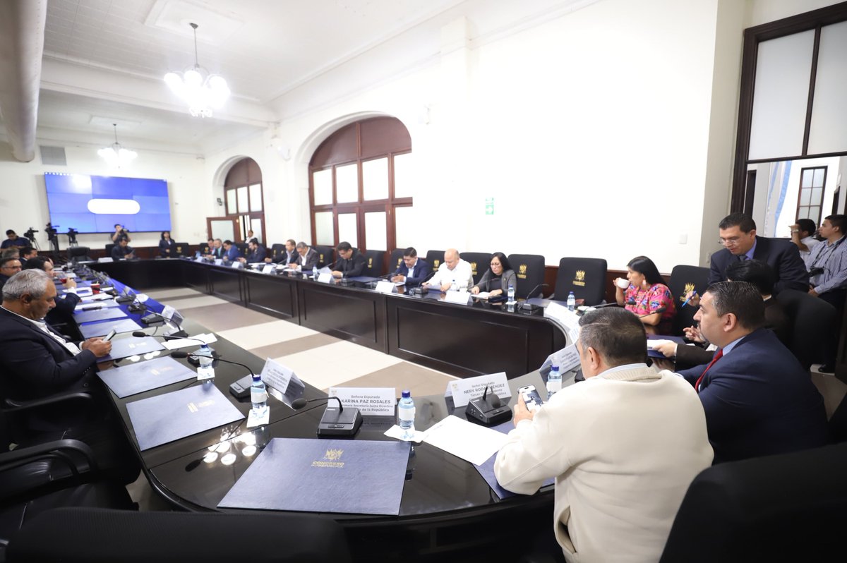 El diputado Darwin Lucas <a href="/Darwinlucasp/">Darwin Lucas</a> e integrantes de Junta Directiva del Congreso, dan inicio a la reunión de la Instancia de Jefes de Bloque. 

¡Juntos haciendo un #CongresoDiferente!

🏦#XLegislatura
🔎#TransparenciaLegislativa