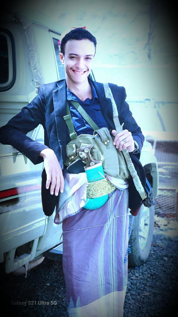 فوق الثريا مجلسي بين النيازك والشهاب 
ومحال يبلغ موقعي مبتور ساقة والجناح 
من نسل تبع حميري مؤمن بربي والحساب
جندي مجند للنبي والدين منهاج السماح 
يارب وحد امتي من بعد هذا الاضطراب
سخر قواها في سبيل العز لا للانبطاح