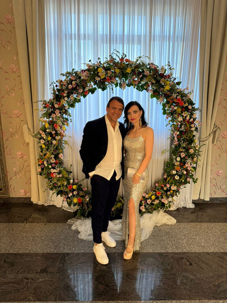 Petkovic10's tweet image. A beleza de uma família que floresce em cada novo capítulo. Ao lado da minha Violeta, em um dia onde o amor se fez poesia.
#Petkovic #casamento #familia #AmorEterno