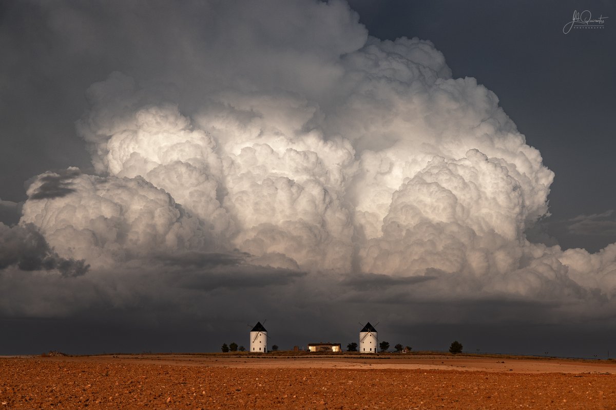 "No son molinos, amigo Sancho, que son gigantes"