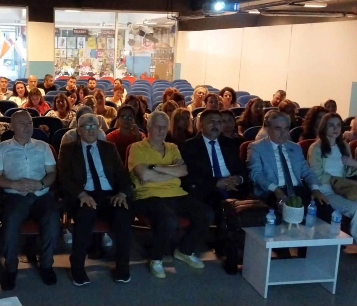 Millî Eğitim Bakanımız Sayın Yusuf Tekin’in Mesleki Çalışma Döneminde Öğretmenlerimize hitaplarını Bakanlık Müfettişi Sayın Yusuf Tural ve İlçe Millî Eğitim Müdürümüz Kürşat Arzuoğlu Halil Bedii Yönetken Ortaokulu’nda öğretmenlerimizle birlikte dinlediler. <a href="/tcmeb/">Millî Eğitim Bakanlığı</a>  <a href="/istanbulilmem/">İstanbul İl Millî Eğitim Müdürlüğü</a>