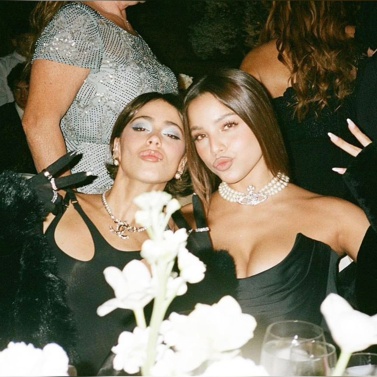 emilia apoyando a tini, LOCOOO LAS AMO